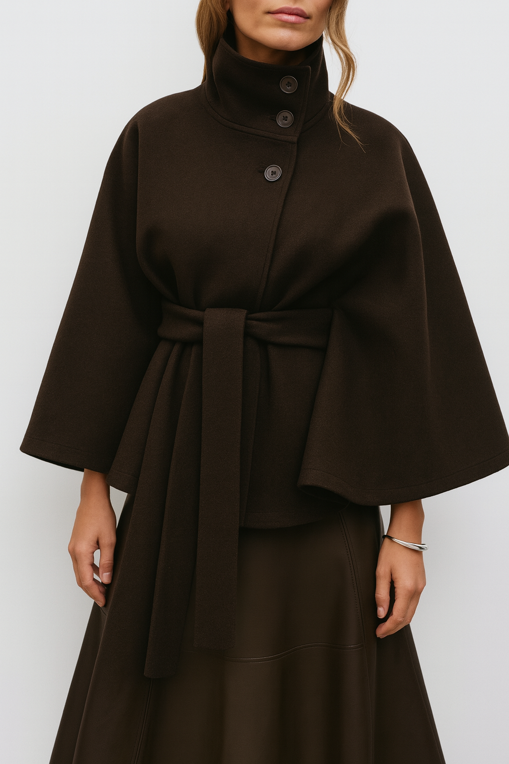 Oversize kåbejakke med bindebånd – minimalistisk elegance til efteråret