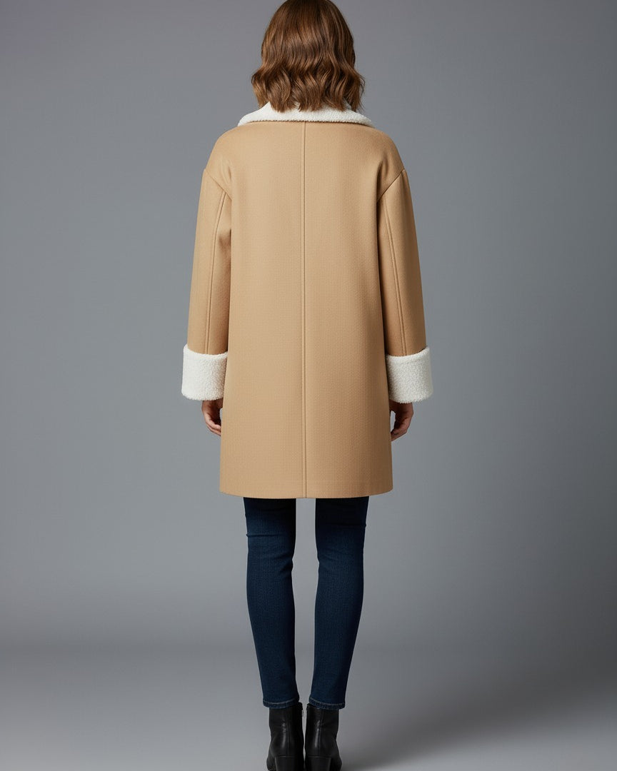 Abrigo Doble Faz Camel para Mujer – Chaqueta con Forro de Borreguito, Solapas Anchas y Botones. Moda Invierno Elegante