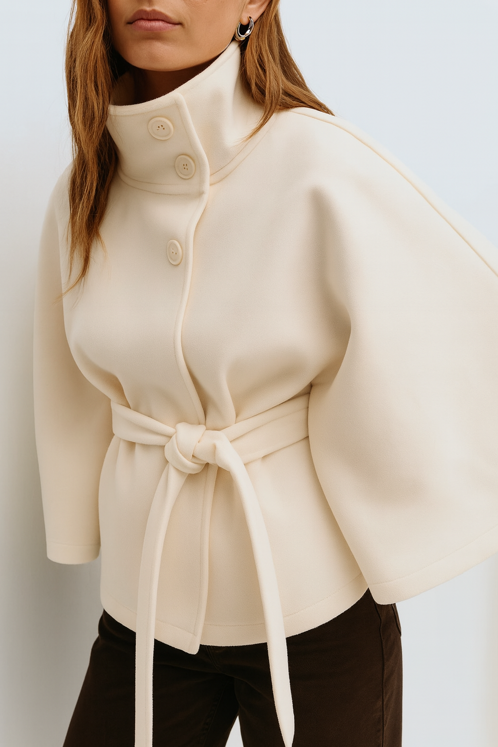 Oversize kåbejakke med bindebånd – minimalistisk elegance til efteråret